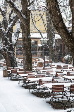 Dışarıdaki kafede kar yağarken ziyaretçi olmaz.