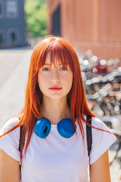 Retrato de menina de cabelos vermelhos na cidade à luz do sol — Fotografia de Stock