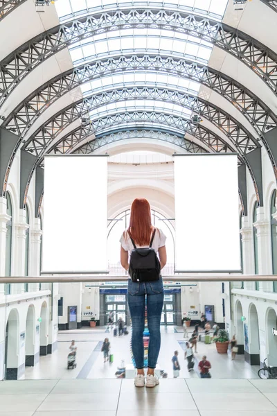 Menina com mochila em pé na sala de espera do trem — Fotografia de Stock