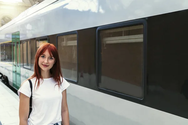 Close up retrato de menina no fundo do trem — Fotografia de Stock