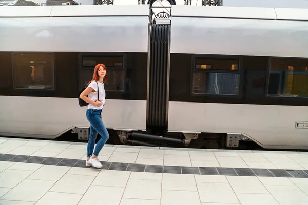 Menina vai para treinar na estação e olha em volta — Fotografia de Stock