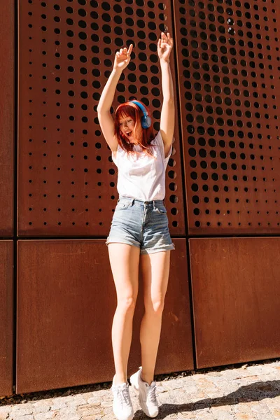 Молодая девушка танцует на улице и прыгает высоко — стоковое фото