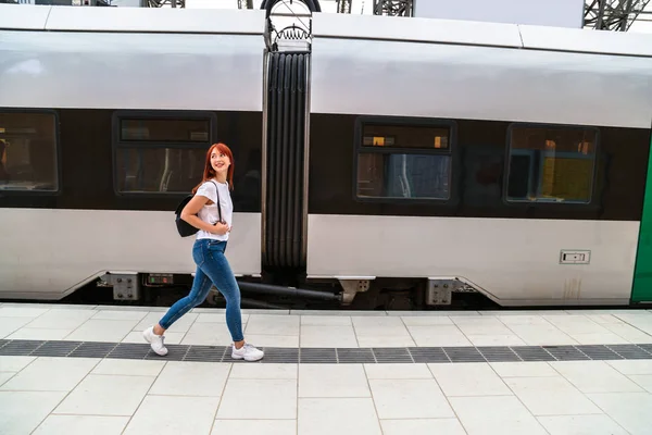 Девушка идет на тренировку на вокзал и смотрит вокруг — стоковое фото