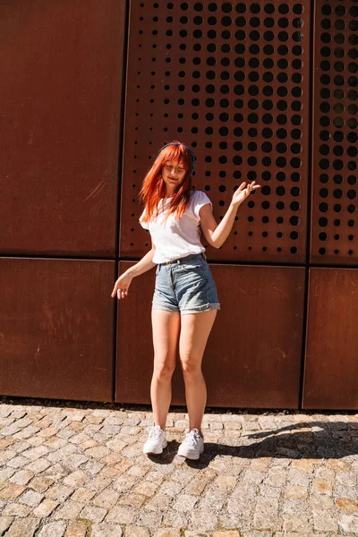 Jovem mulher se move em dança na rua ensolarada sozinha — Fotografia de Stock