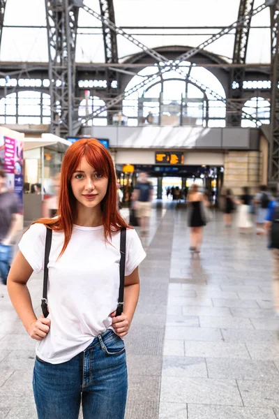 Menina bonito jovem espera por trem na estação ferroviária — Fotografia de Stock