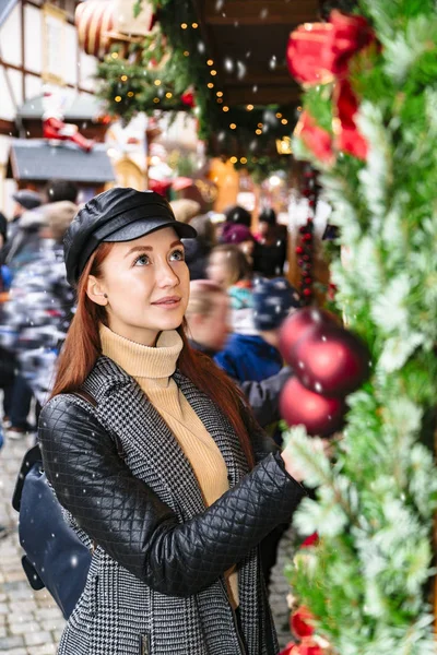 Menina escolhe árvore de Natal na feira de rua — Fotografia de Stock