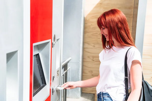 Mulher usa dinheiro para comprar bilhete no terminal de trem — Fotografia de Stock