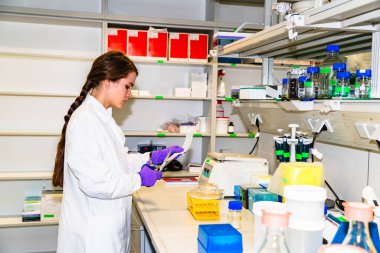 Kadın doktor ya da asistan iş için notlar hazırlar