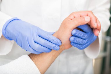 Doktor ellerinin kapalı olması hastanın nabzını ölçer.