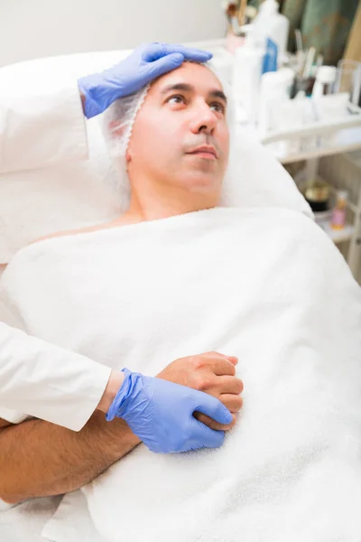 Lékařská žena lékař holing mužských pacientů ruce — Stock fotografie