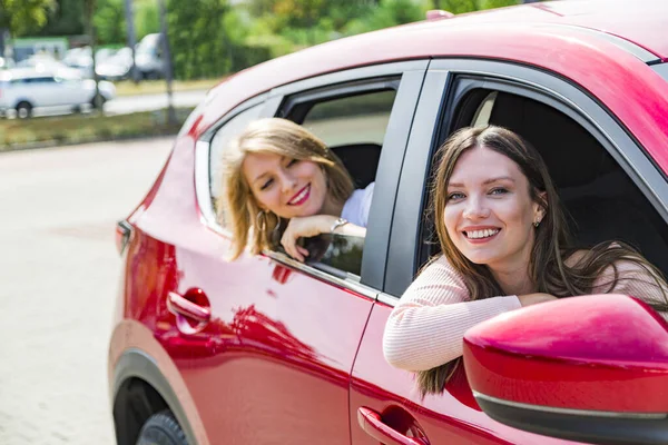 Dwie dziewczyny w samochodzie jadą na letnie wakacje. — Zdjęcie stockowe
