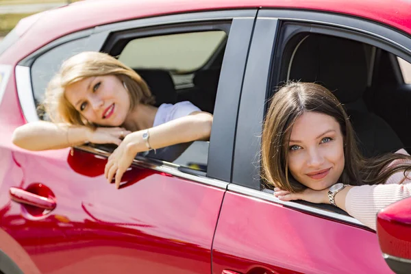 Дві дівчини друзі в машині їдуть на літні канікули — стокове фото