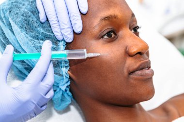 Kadın burnuna plastik enjeksiyon yaptırıyor.