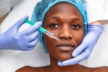 Güzel kadın yüzüne kozmetik güzellik enjeksiyonu