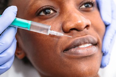 Güzel kadın yüzüne kozmetik güzellik enjeksiyonu