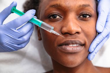 Güzel kadın yüzüne kozmetik güzellik enjeksiyonu