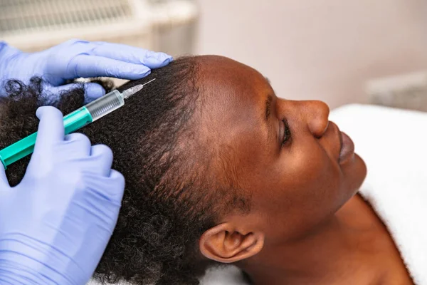Lekarz estetyk sprawia, że zastrzyki urody głowy do kobiety afrykańskiego pacjenta — Zdjęcie stockowe