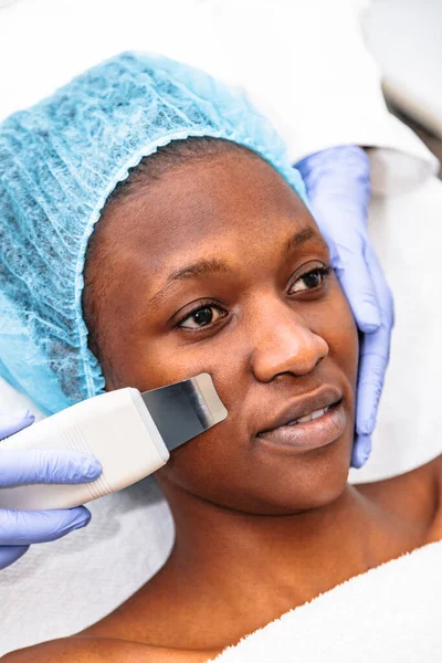 Kozmetik uzmanı kuaförde ultrason temizleme işlemi yapıyor.