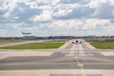 Düşük maliyetli uçak havaalanı binasına gidiyor.