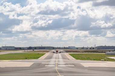 Düşük maliyetli uçak havaalanı binasına gidiyor.