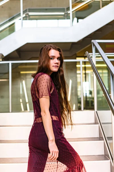 Молодая сексуальная женщина в прозрачном платье на лестнице — стоковое фото