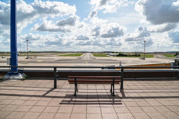 Widok pustego lotniska od miejsca do odpoczynku — Zdjęcie stockowe
