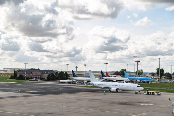 Goedkope vliegtuigen in de wachtrij voor laden op het vliegveld — Stockfoto