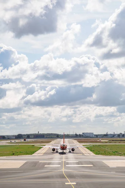 Taksówki lotnicze na pasie startowym prowadzącym do budynków lotniska — Zdjęcie stockowe
