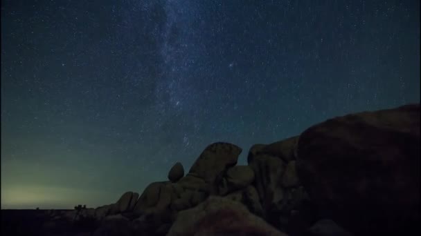 Grosses Pierres De Différentes Formes Sont Sous Le Ciel étoilé Vue Du Ciel étoilé Souvent Voler Des étoiles Filantes Ciel étoilé De Nuit Tourne Au Dessus Du Sol