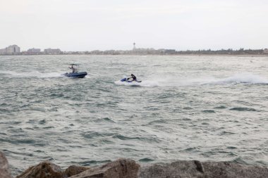 adam onun jet ski önünde başka bir tekne hız