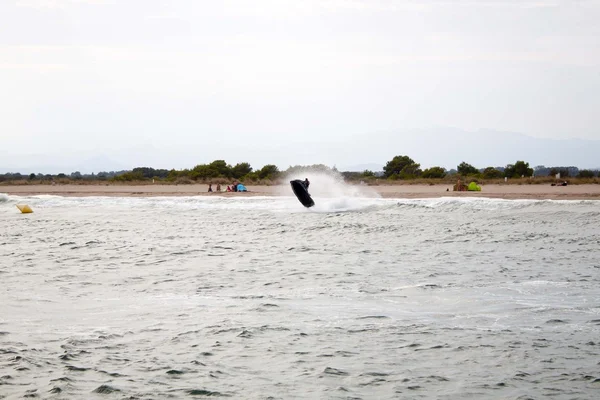 Cara em uma scooter de água perto da costa no verão — Fotografia de Stock