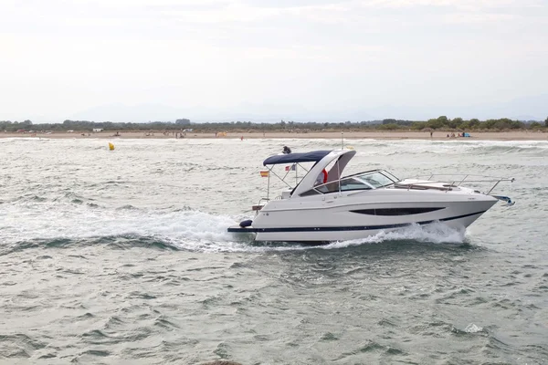 Weißes Boot, das an der spanischen Küste ankommt und Wellen schlägt — Stockfoto