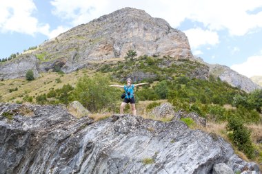 Kız duygu özgürlük yüksek bir dağın bir tepe ile