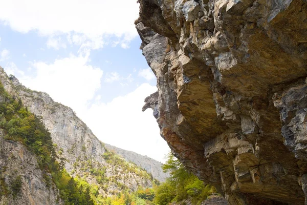 Gigantische rots met adelaar vorm als het vliegen in de lucht — Stockfoto