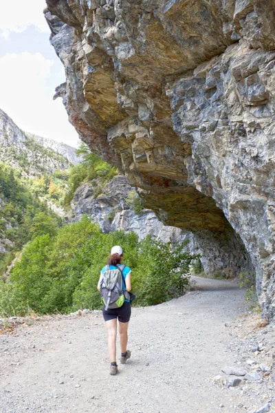 Walker girl kiking nas montanhas dos Pirinéus em Espanha — Fotografia de Stock