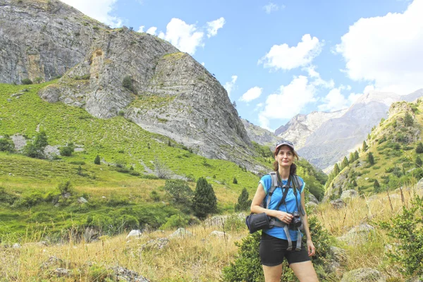 Fotograaf op zoek naar de bergen in een dal in de Pyreneeën, Spanje — Stockfoto