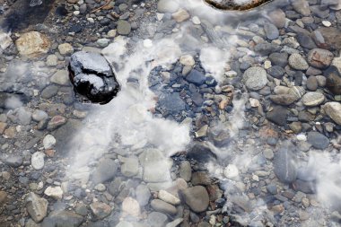 Göl ile taş içinde belgili tanımlık dip ve temiz su