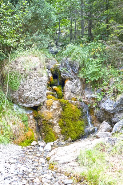 Kleine waterval in het midden van de rotsen van de berg — Stockfoto