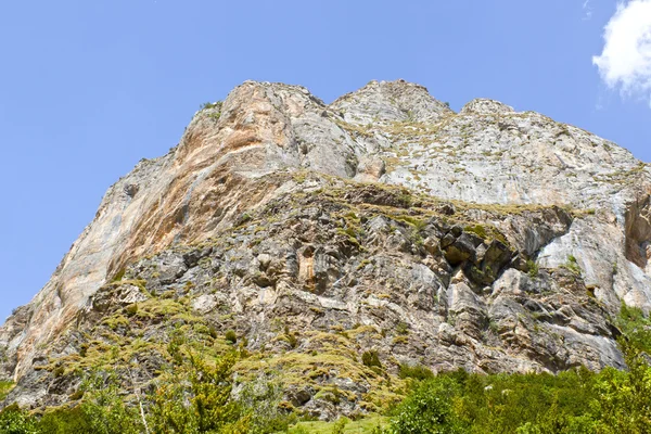 Hoher Gipfel mit seiner Schicht in den Bergen — Stockfoto