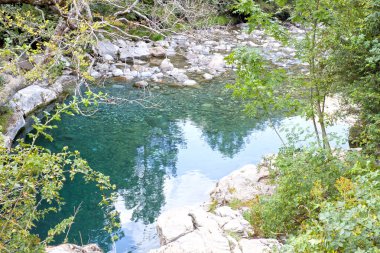 nehir ağaçlar ve gökyüzünün yansıması ile