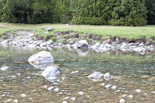 Água limpa de um rio com pedras e a ribeira — Fotografia de Stock