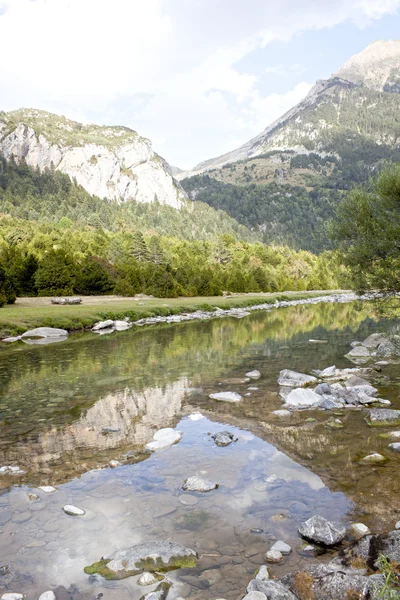 De reflectie van het gebergte in de rivier, Pyreneeën — Stockfoto