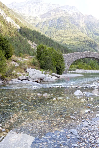 Kilátás nyílik a hegyekre, a Pireneusokban egy híd — Stock Fotó