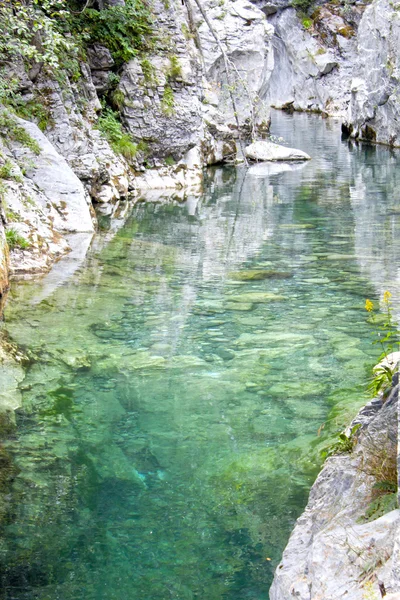 Přírodní bazén uprostřed hor — Stock fotografie