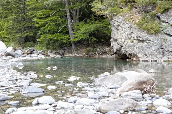 Rustig lake met transparante water vol stenen — Stockfoto