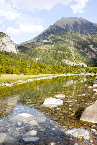 Weerspiegeling van de berg in het heldere water van de rivier — Stockfoto