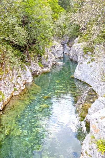 Rzeki w środku skały w Pirenejach, Hiszpania — Zdjęcie stockowe