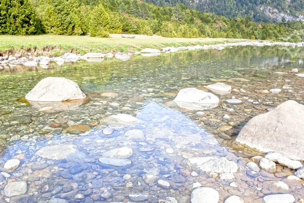Tiszta víz a folyó nagy kövekkel — Stock Fotó