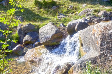 berrak su çok hızlı Pirenelerde düşen taşları arasında çalışan