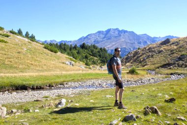 yüksek bir dağın Pyrenees'da yürüyüş yaparken isteyen adam